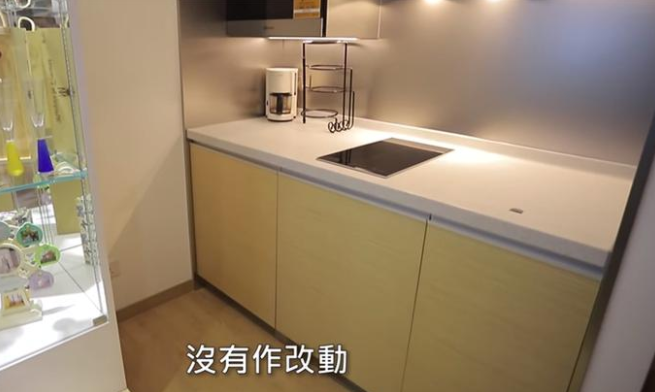 十万个家居为什么|香港夫妇改造20㎡小家，用顶部空间隔出阁楼，卧室“悬”在客厅上