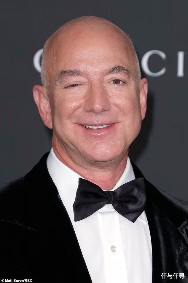 仟与仟寻 贝佐斯携冶艳女友出席晚宴，一脸骄傲，GUCCI总裁夫人一招灭威风