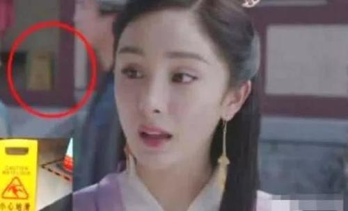 穿帮镜头|史上最“尬”的穿帮镜头，女神陈乔恩的这个吻，真的让人浮想联翩