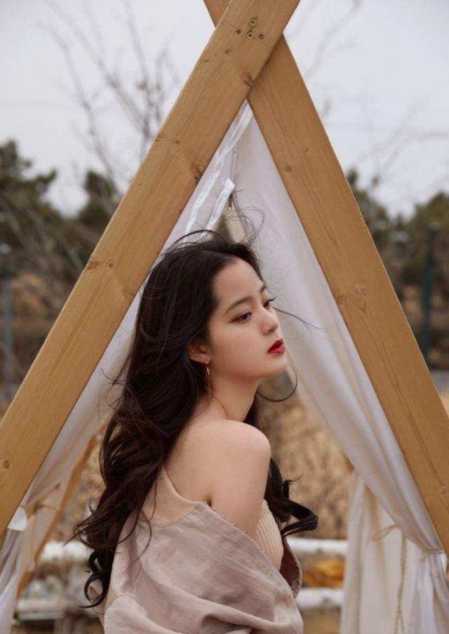 欧阳娜娜|欧阳娜娜有多自信？在外故意穿成露肩，网友：这坐姿谁能扛得住啊