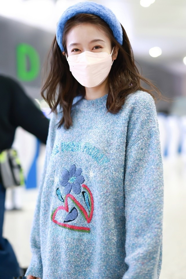 时尚潮流生活 张雪迎成了“蓝精灵”，穿蓝色针织衫，头戴蓝色发箍气质真好！