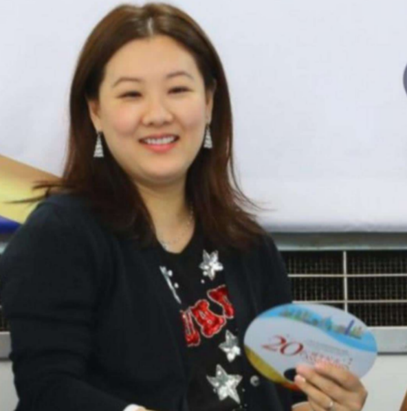 伏明霞|伏明霞:嫁给富豪后,不忘老家的穷亲戚,3个女儿很幸福