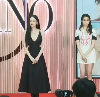 古力娜扎|娜扎关晓彤同框多尴尬？恨不得离十米远，娜扎被孤立脸色不佳