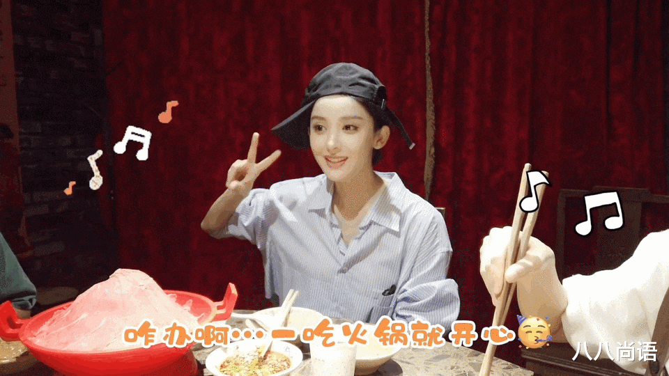 古力娜扎|娜扎立冬吃火锅喝辣汤，反戴帽子太可啦！还跟工作人员互动超可爱