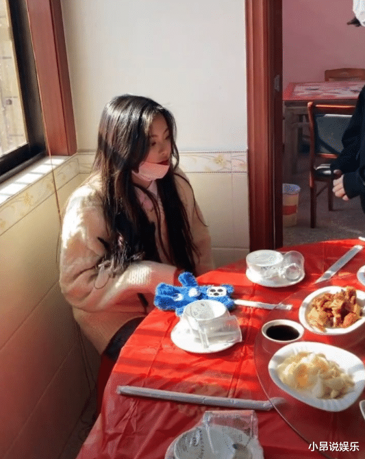 雷佳音|杨超越回村吃席，乖巧听话只敢坐角落，拘谨约束与往常反差大