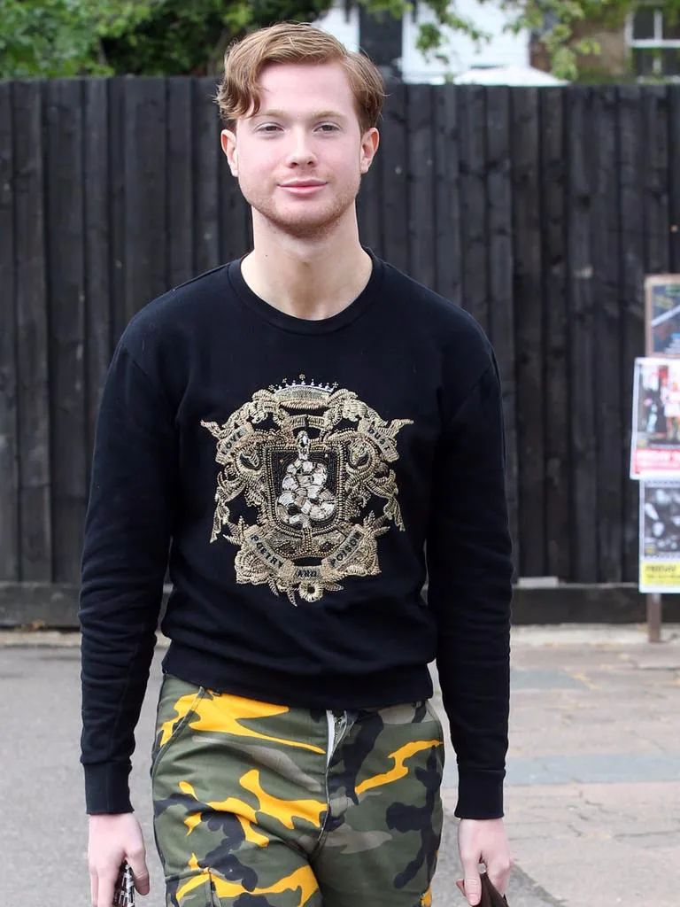 |男星莫名暴瘦自称一切正常，网友们不淡定了：这瘦得诡异