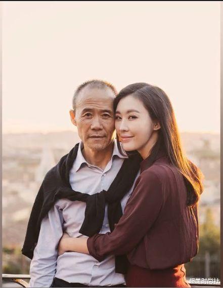 超美时尚社|70岁王石携妻子与好友聚餐，身形消瘦还驼背，与田朴珺状态差太大