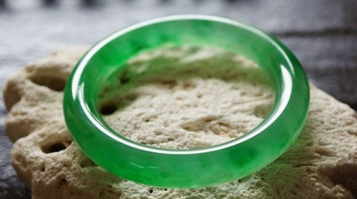 翡翠|翡翠到底是买透的好，还是买绿的好？听听老手怎么说