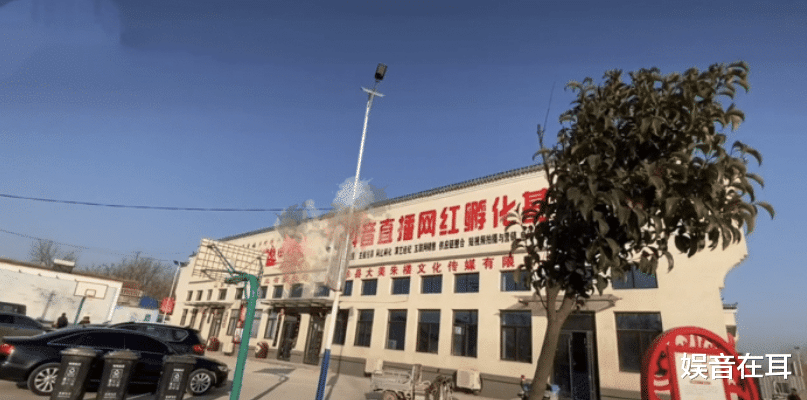 朱之文|朱之文真是村庄的摇钱树!网红孵化楼建造完成,大衣哥亲自面试