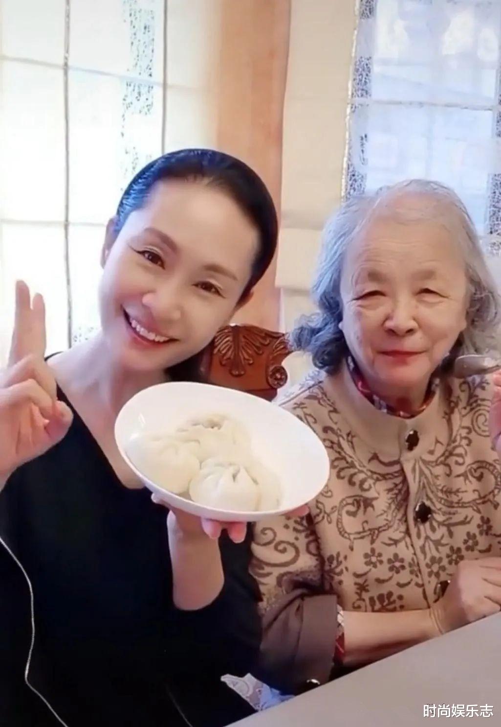 穿衣搭配|于文华“逆”生长？56岁了肌肤还是那么紧致，颜值更是一点不减！