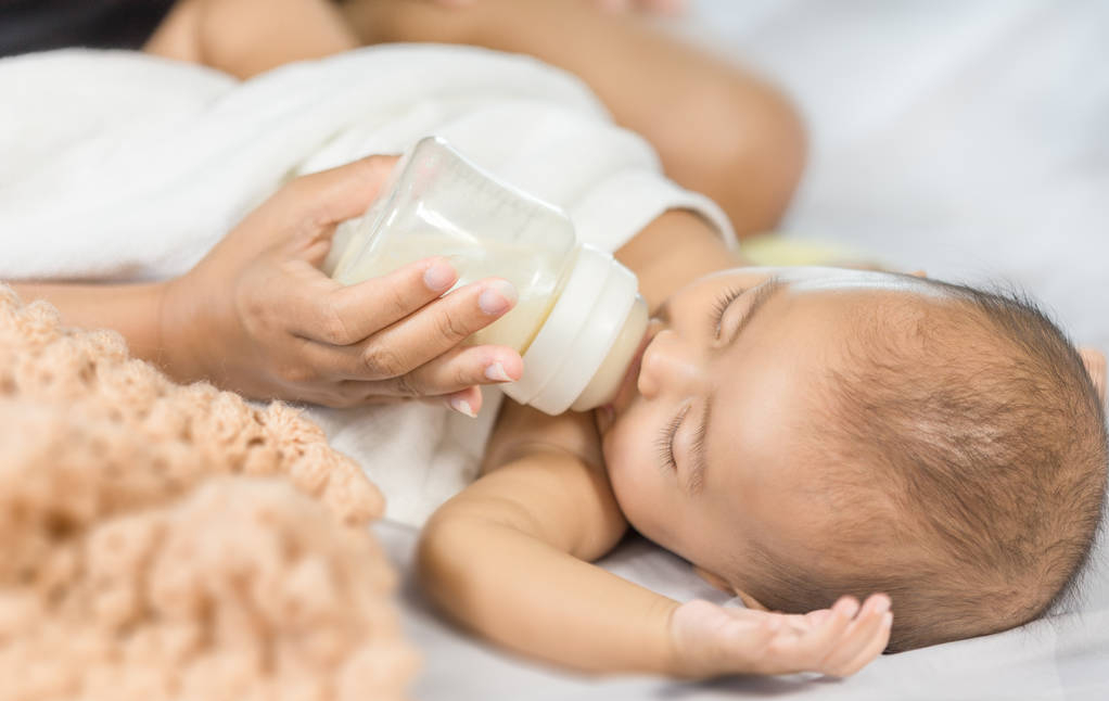 母婴参考|0~12月宝宝喂养分三阶段，很多妈妈都陷入过误区，难怪娃发育不好