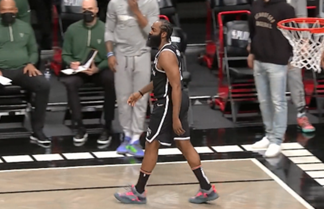 詹姆斯·哈登|太意外了!哈登开局23秒受伤!欧文当时都懵了:登哥你为啥站着不动