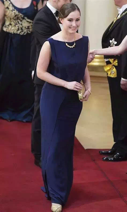全球时尚号|芬兰35岁总理，被称“最美铁娘子”与男友相恋16年，衣品可甜可飒