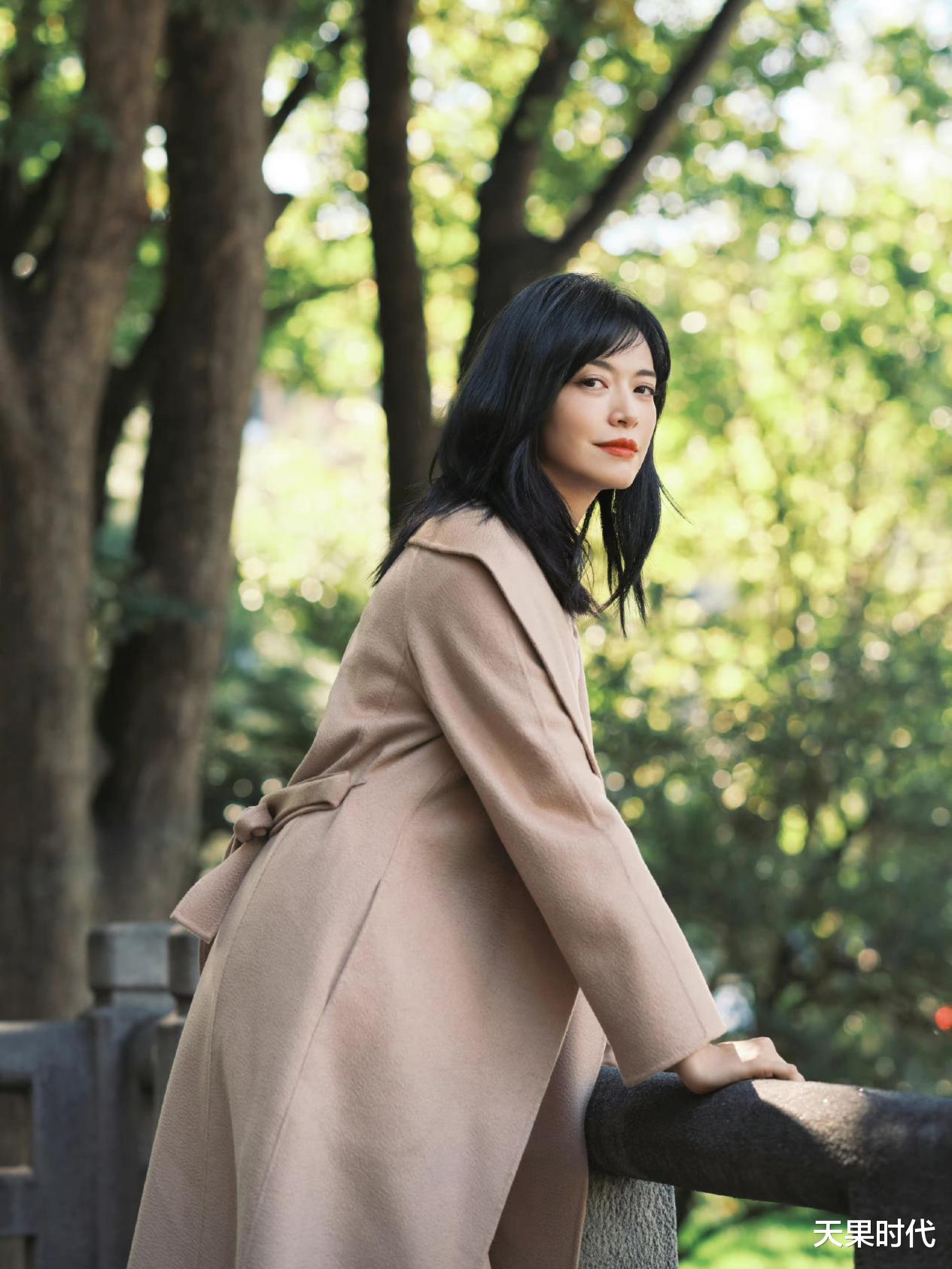 天果时代 姚晨做了妈妈就是不一样，利用驼色系弱化锋利感，增加柔美女人味