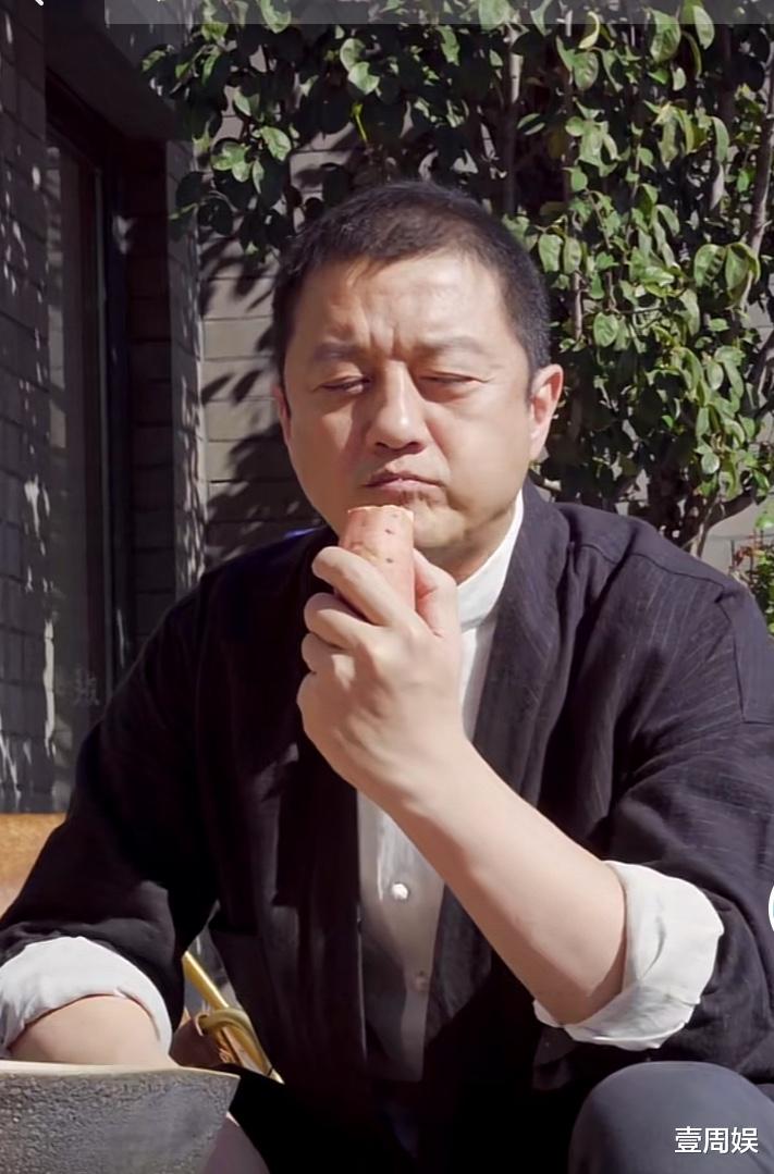 李亚鹏|李亚鹏在山间吟诗作对，还用汤勺吃柿子，网友：好尴尬的样子！