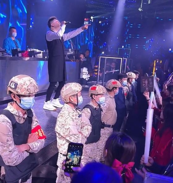 黄勇|海南琼中：歌手黄勇现身酒吧，保安们站成一排保护，曾是那英徒弟