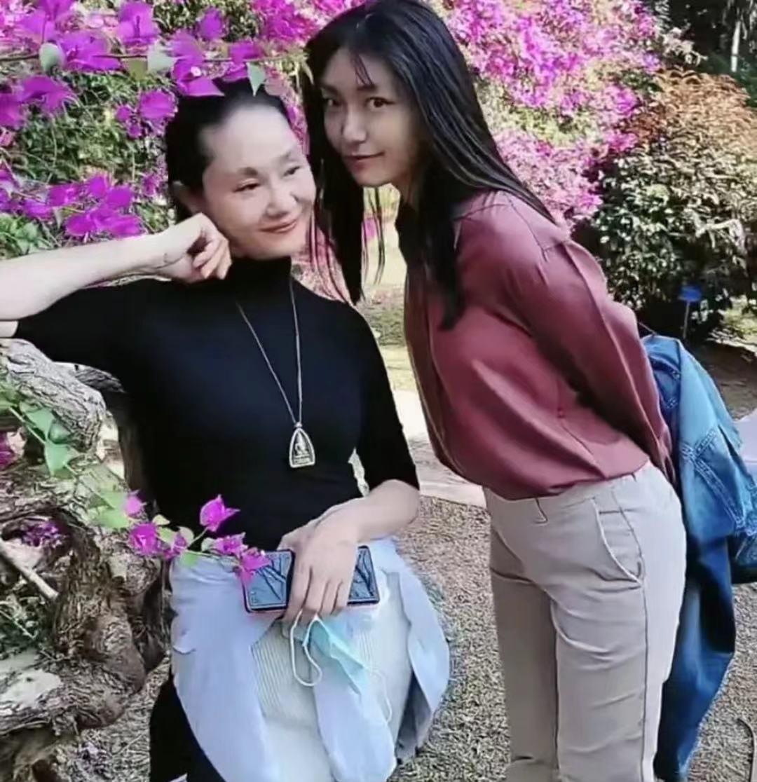 曹颖|于文华晒23岁女儿，长相清秀身材高挑，被指老成早熟不像23岁