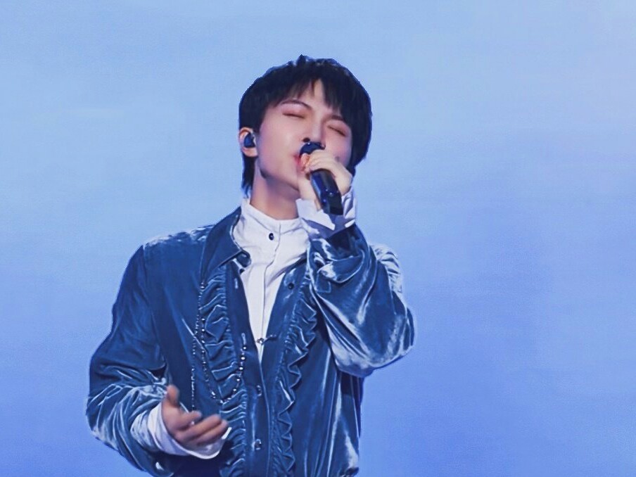 周深|被光拥抱，被歌声环绕，生米与周深的幸福时光，就是这么美妙