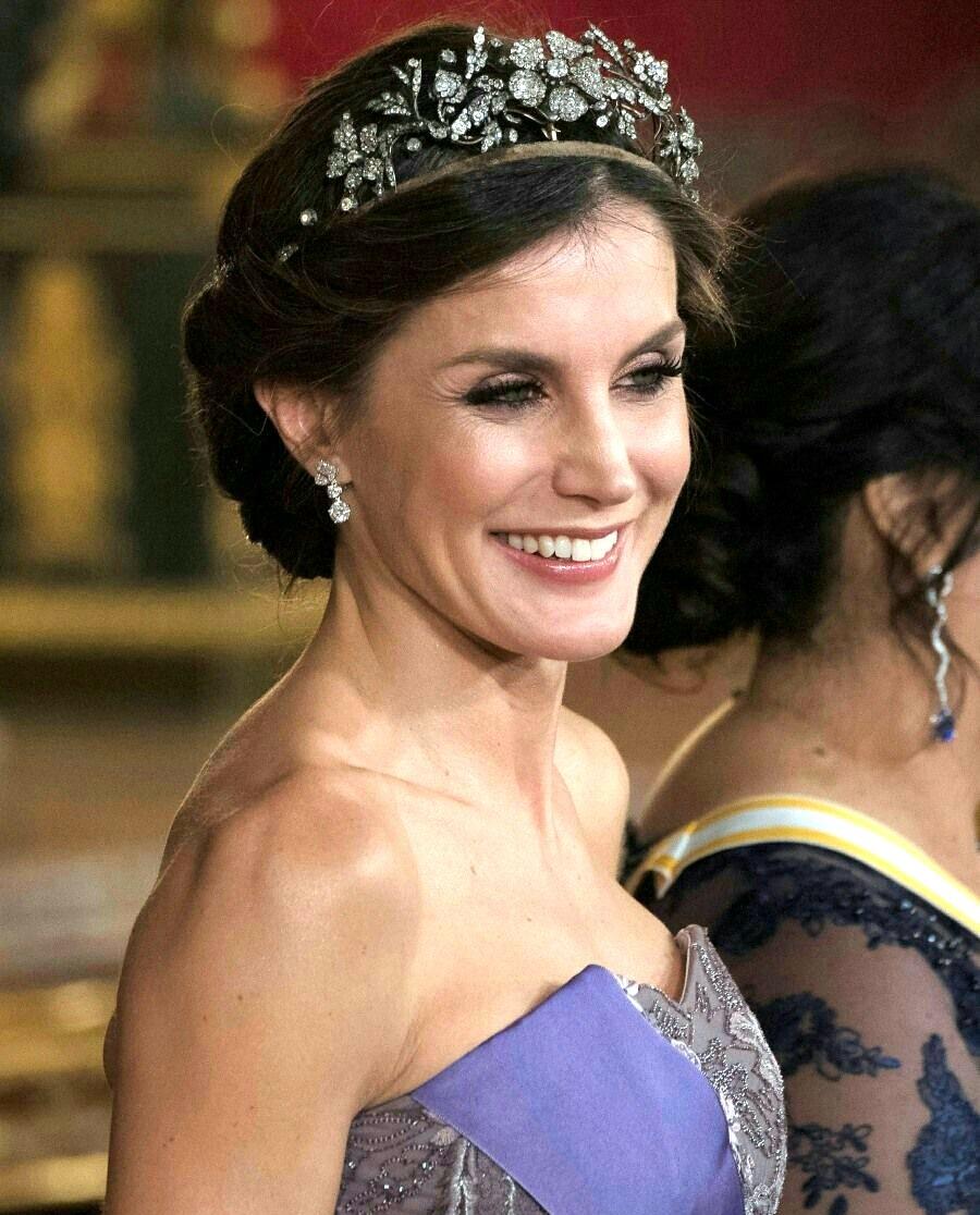 欧美时尚前线|为了做到“低头王冠也不掉”，欧洲王室女性煞费苦心