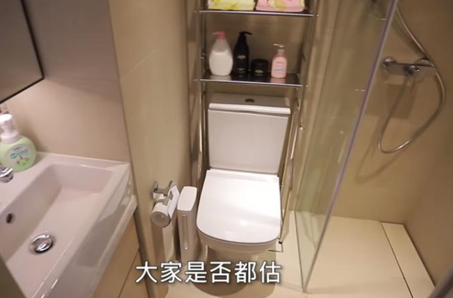 十万个家居为什么|香港夫妇改造20㎡小家，用顶部空间隔出阁楼，卧室“悬”在客厅上