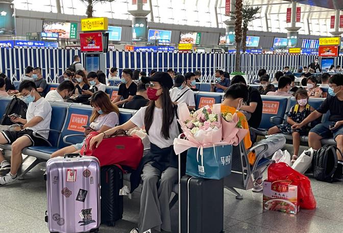 方脸妹说时尚|张静初久违走机场，穿衬衫直筒裤差点认不出，大热天戴帽为美真拼