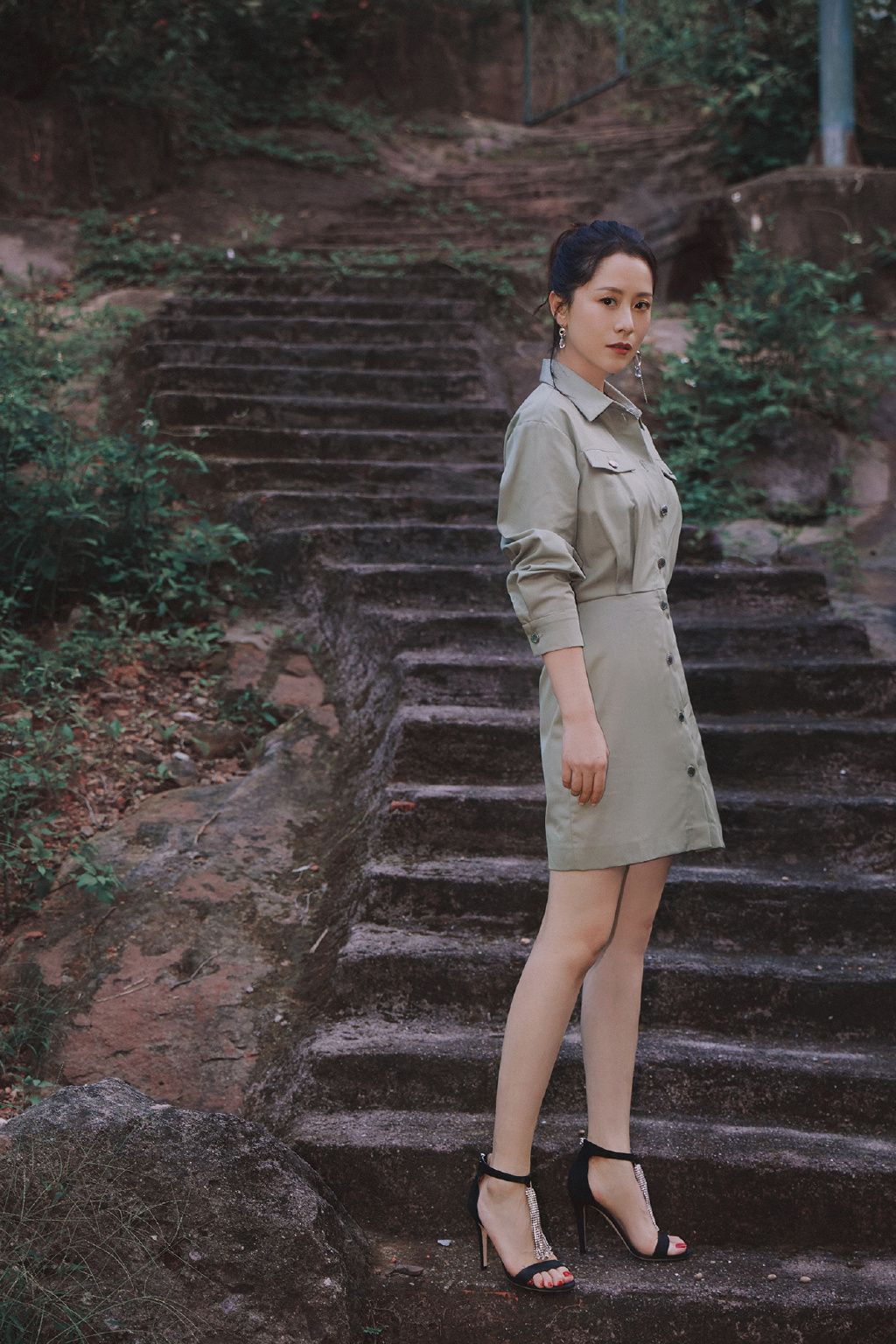 八只爪的猫|海清哪有中年女演员的危机？穿过膝衬衫裙露一截小腿，又瘦又美