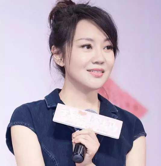 宋祖德|哪儿有什么冻龄？机场生图抓拍的闫妮：这不是50岁大妈是什么？