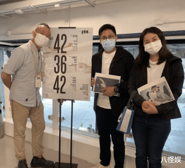 霍启刚|霍启刚携妻参加展览会,与郭晶晶摆同款姿势拍照,喜感十足