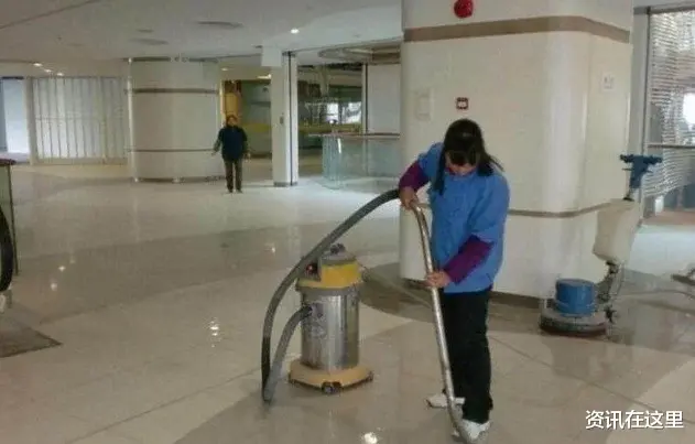 资讯在这里 老板结婚，连保洁阿姨也要参加，忍痛随礼400后，打开喜糖掉泪