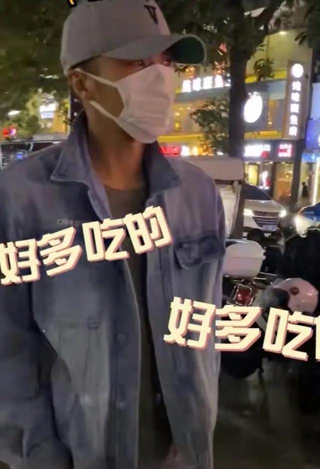 谢霆锋|谢霆锋晒新年首餐，热干面配豆皮接地气，坐在街头与路人一起用餐很朴素