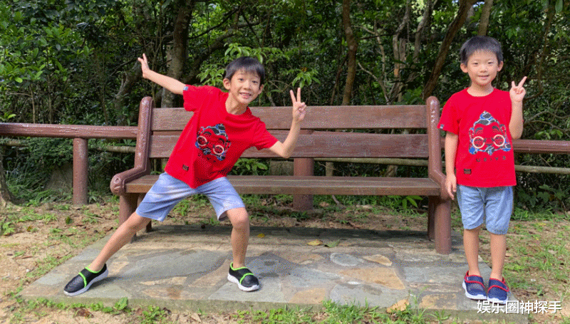 董洁|洪金宝2个孙子长大了，6岁小孙子帅气有型，8岁大孙子却让人心疼