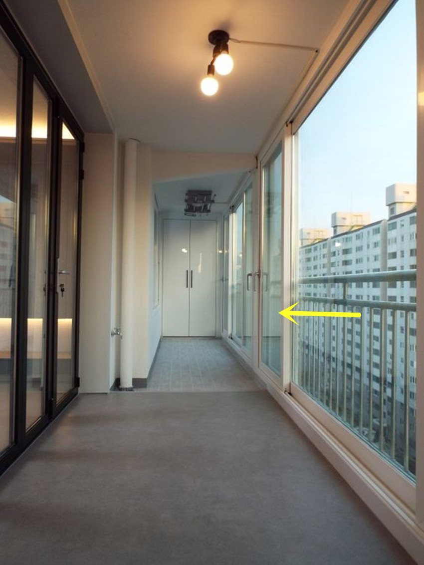 这设计好机智,阳台护栏边装上推拉门,国内开发商为何就想不到?