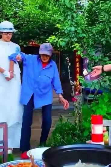 杨丽萍|杨丽萍三姐妹回家探亲，气场强大如复制粘贴，火车站不戴口罩遭批