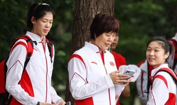曹颖说|中国女排已经抵达,剑指卫冕,朱婷膨胀,李盈莹不一样,林莉目送