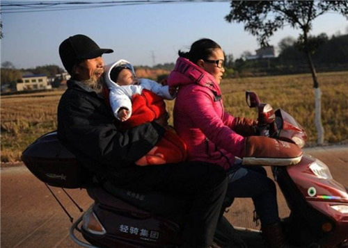 每天读宋词 27岁女子为报恩主动嫁72岁老头,还为他生一儿子,现在一家咋样?