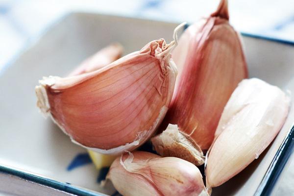 肝脏|大蒜是肝病的“发物”？提醒：想要养护肝脏，4种素食尽量少吃