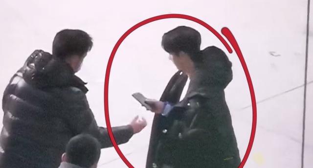 王一博|王一博拍广告成“手机迷”！休息时忙着发信息，屏幕却意外曝光