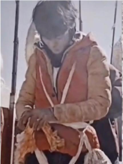 诺是八卦 丁真打工照曝光,走红前在工地刷墙挣钱,高空作业用白布当安全绳