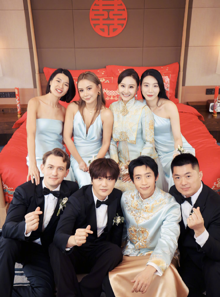 魏晨|魏晨接亲画面曝光，夫妻鞠躬敬茶献长辈，新娘于玮笑容幸福甜蜜