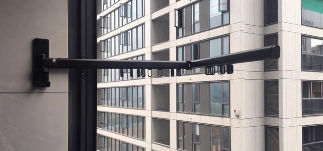 |只有一个阳台，邻居家装折叠晾衣架，一边晾晒一边改书房，真贪心