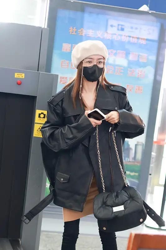 秦岚|秦岚不到90斤，穿“加大码”皮夹克更显瘦，这时尚感普通人看不懂