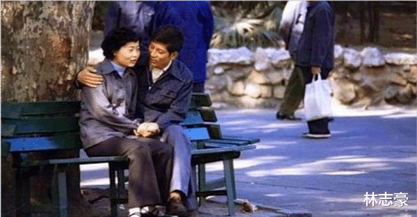 情侣|80年代情侣老照片：害羞与隐秘，也有大胆的！图5小树林里谈恋爱