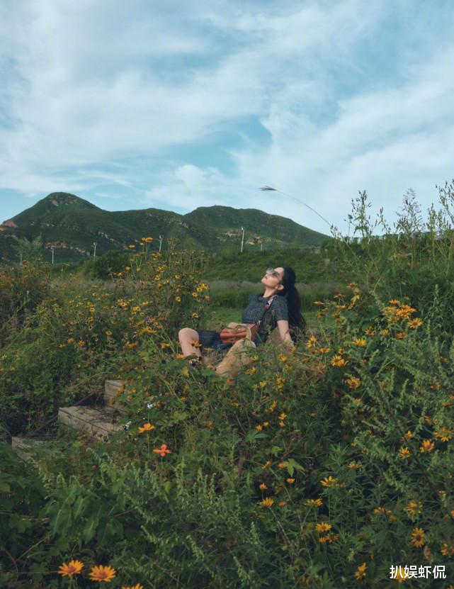 杨超越|34岁刘亦菲罕见晒美照营业，穿着朴素体验乡土气息，粉丝激动喊话：过节了