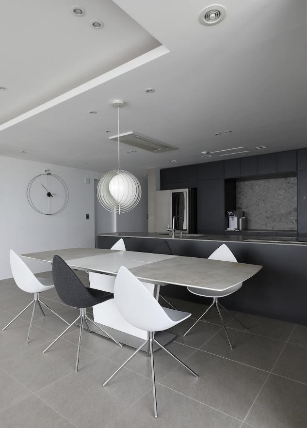 |卖掉2套小户型,买下179㎡大平层,简约风很高级,只住3人很阔气