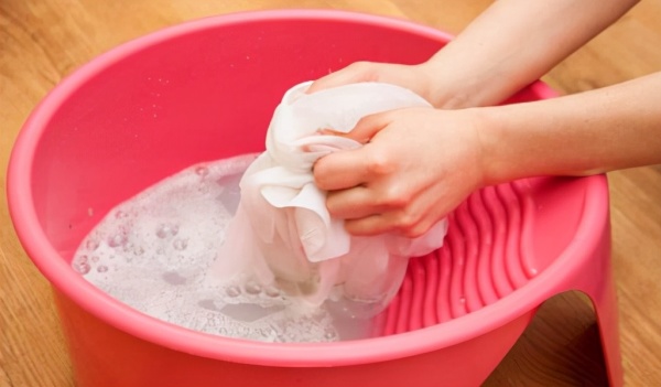 洗衣服只知道倒洗衣液？落伍了！教你一招，衣服干净如新飘香味