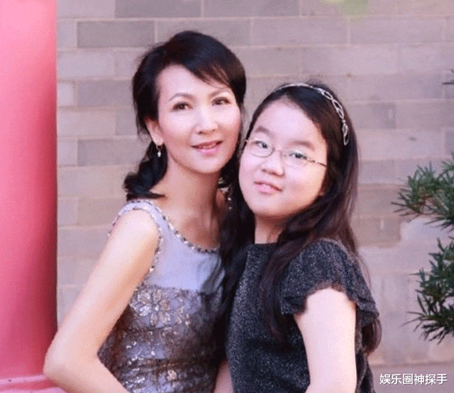 陈小纭|“小青”陈美琪女儿14岁了，模样乖巧可爱，合影可见母女关系
