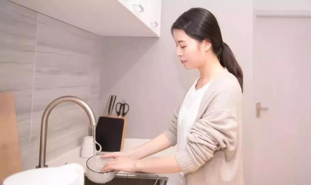 跑步|请不要在这样洗碗筷了，对身体伤害是很大的！