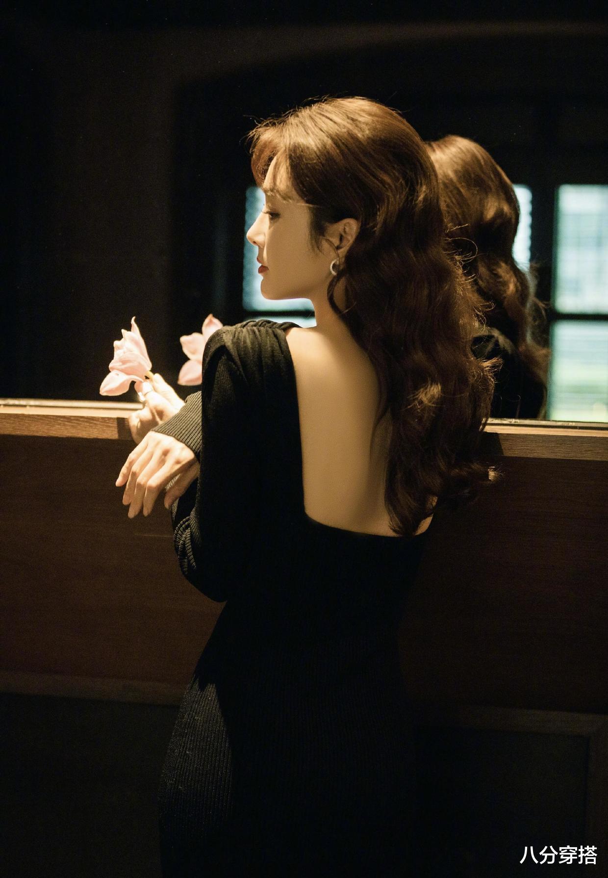 八分穿搭 42岁的秦岚也太会保养了,黑色方领连衣裙秀美背,状态不输少女