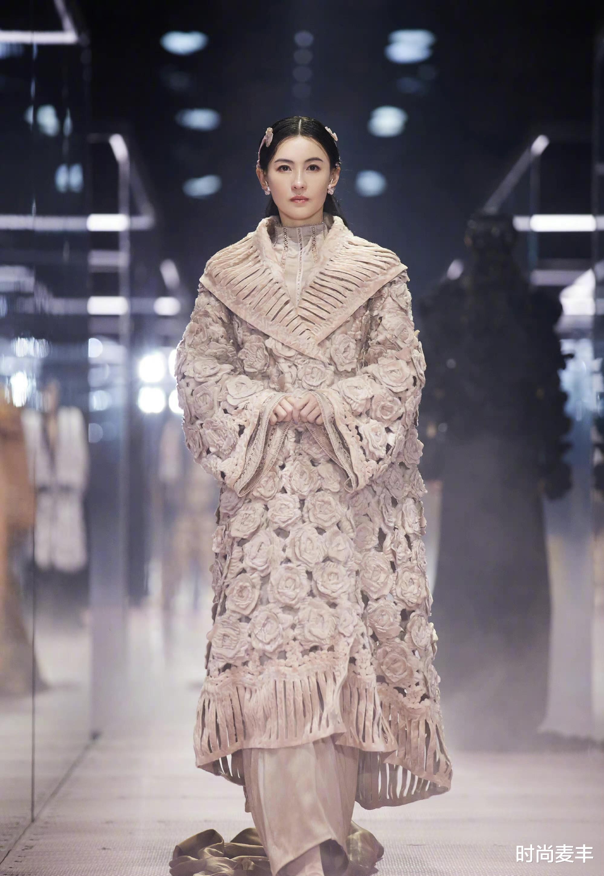 跑步|请让这个发型半永久！张柏芝走秀发型刷屏，花朵针织搭镂空设计