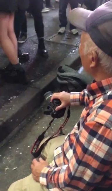 万圣节|日本万圣节不太平！男子cos“小丑”故意持刀伤人，多名女子被跟踪猥亵，当班警察：太乱了，真的累了！